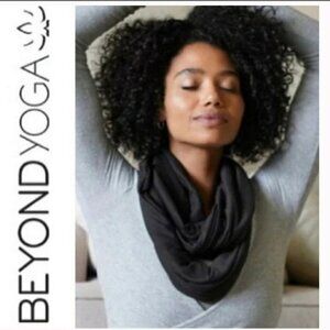 Beyond Yoga‎ Infinity Scarf with Cell Phone Zipper Pocket Black